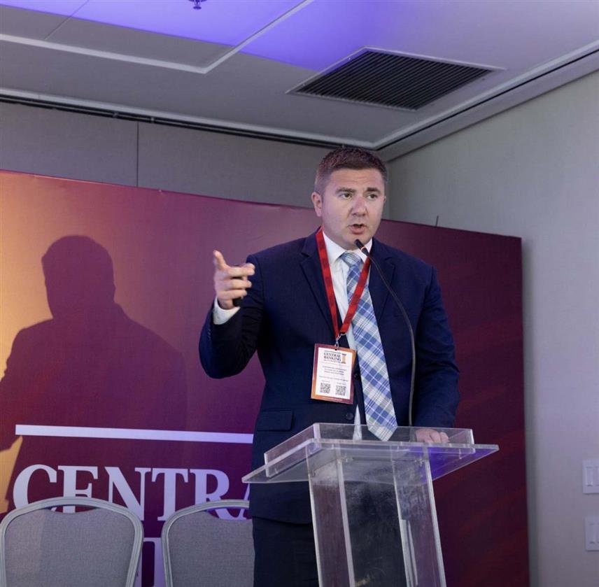 САРАЈЕВО, 21. НОВЕМБРА /СРНА/ - Вицегувернер Централне банке БиХ Марко Видаковић изјавио је у Рио де Жанеиру да су очување интегритета валутног одбора и стабилност монетарног система основа поверења у финансијски систем у БиХ.