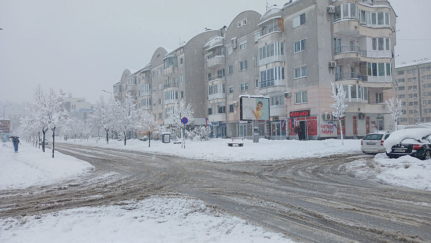ИСТОЧНО САРАЈЕВО, 22. НОВЕМБРА /СРНА/ - На подручју општина Источно Ново Сарајево и Источна Илиџа за сада нема већих проблема у саобраћају усљед сњежних падавина, екипе и механизација су на терену, а надлежни позивају на додатни опрез у вожњи и употребу зимске опреме.	