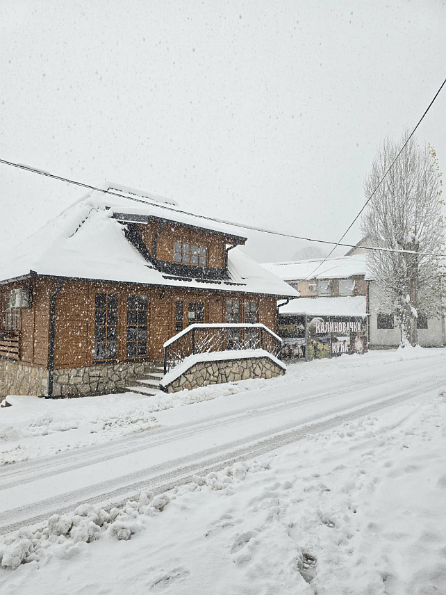 КАЛИНОВИК, 22. НОВЕМБРА /СРНА/ - Већина локалних путева у општини Калиновик је очишћена, екипе су и даље на терену, а висина снијега до сада је око 20 центиметара.	