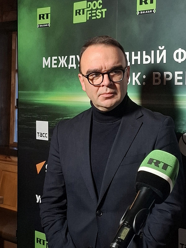 МЕЋАВНИК, 22. НОВЕМБРА /СРНА/ - Амбасадор БиХ у Србији Александар Врањеш у обраћању новинарима на Мећавнику гдје присуствује Међународном фестивалу документарног филма "РТ.Док: Време наших хероја".	