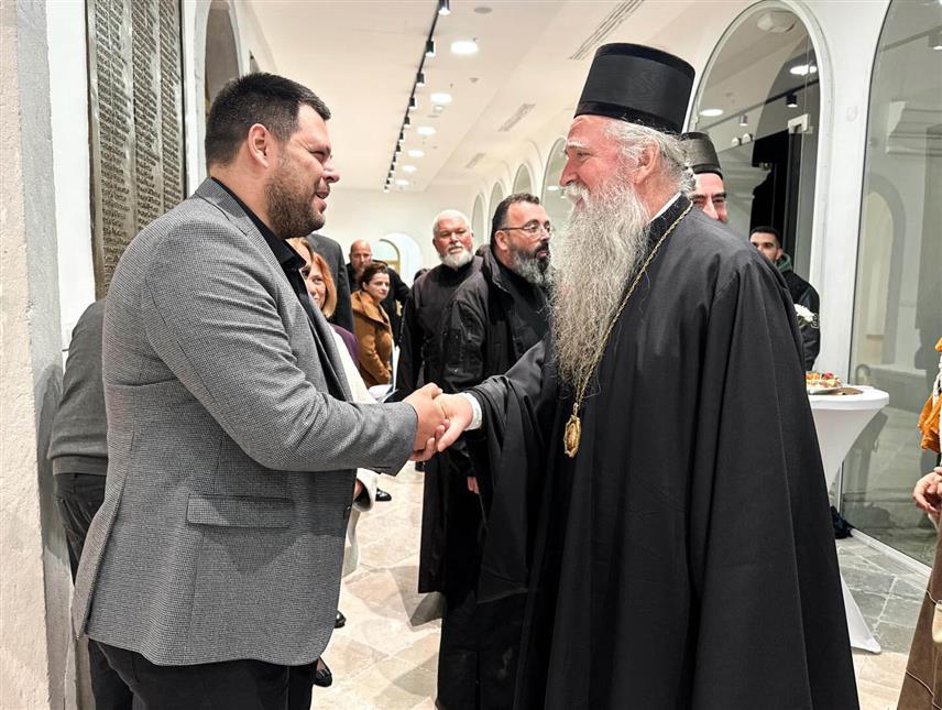 ПОДГОРИЦА, 22. НОВЕМБРА /СРНА/ - Митрополит црногорско-приморски Јоаникије вечерас је у Бару, у присуству бројних грађана, отворио изложбу "Сто година од обнове Његошеве завјетне цркве на Ловћену".