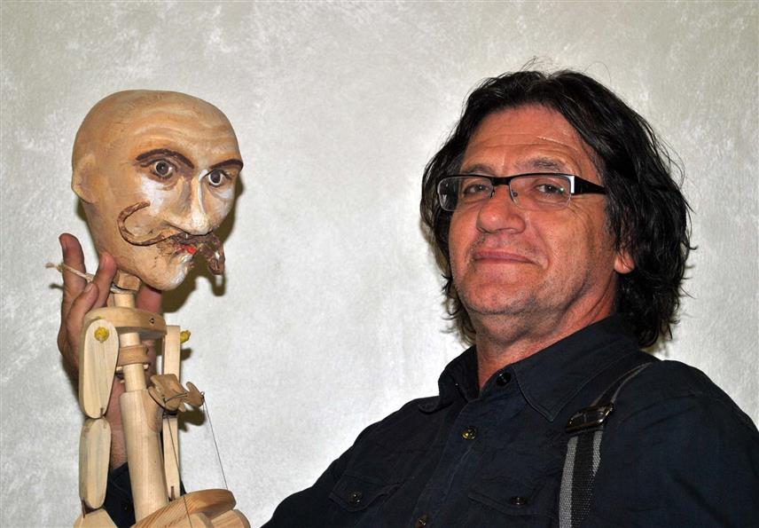 ИСТОЧНО САРАЈЕВО, 22. НОВЕМБРА /СРНА/ - Први међународни фестивал позоришта за децу и младе "Осмех Ниша" биће одржан од 24. до 29. новембра у граду на Нишави, а у стручном жирију ће бити и директор и селектор Међународног фестивала професионалних луткарских позоришта за дјецу "Лут фест" Витомир Митрић.