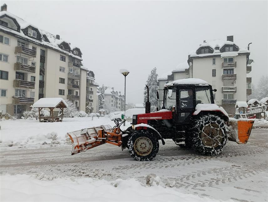 МРКОЊИЋ ГРАД, 22. НОВЕМБРА /СРНА/ - Сви главни путеви на подручју Мркоњић Града, Рибника и Шипова су проходни, а екипе су и даље на терену због сњежних падавина.	