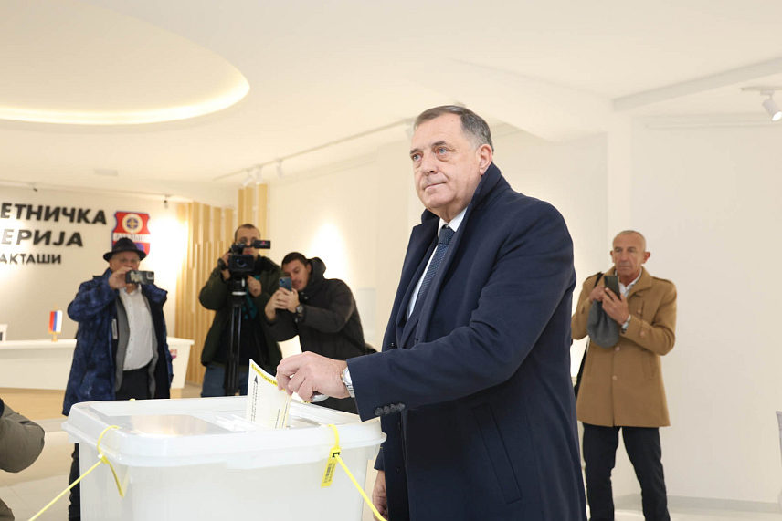 ЛАКТАШИ, 23. НОВЕМБРА /СРНА/ - Предсједник СНСД-а Милорад Додик гласао је на бирачком мјесту у Галерији Дома културе у Лакташима. /Фото - Борислав Здриња/