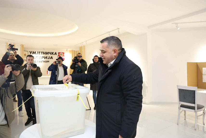ЛАКТАШИ, 23. НОВЕМБРА /СРНА/ - Потпредсједник СНСД-а Мирослав Бојић гласао је на бирачком мјесту у Галерији Дома културе. /Фото - Борислав Здриња/