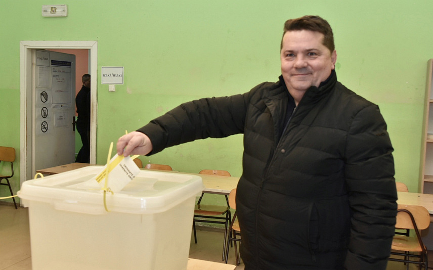 БАЊАЛУКА, 23. НОВЕМБРА /СРНА/ - Предсједник Уједињене Српске Ненад Стевандић је гласао у бањалучкој Основној школи "Бранко Радичевић".