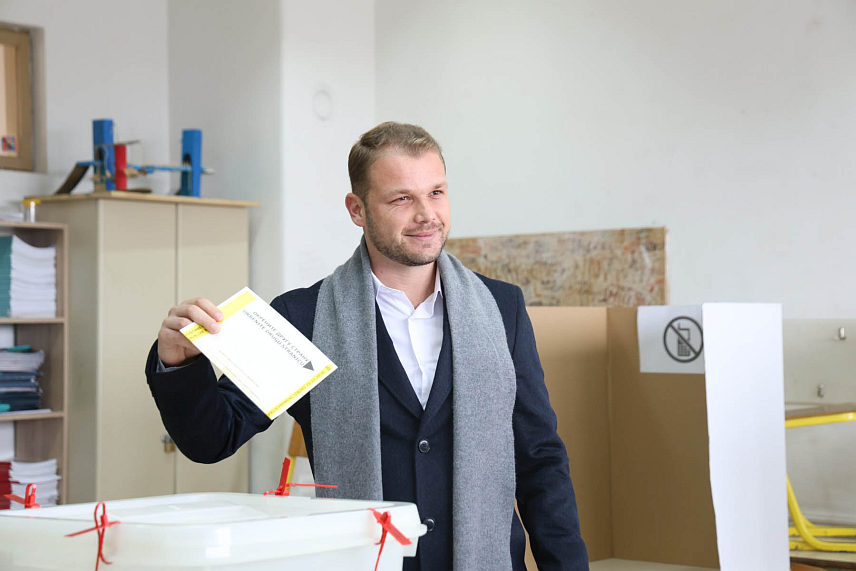 БАЊАЛУКА, 23. НОВЕМБРА /СРНА/ - Предсједник ПДП-а Драшко Станивуковић у бањалучком насељу Петрићевац гдје је гласао на пријевременим изборима за предсједника Републике Српске./ ФОТО Борислав Здриња/