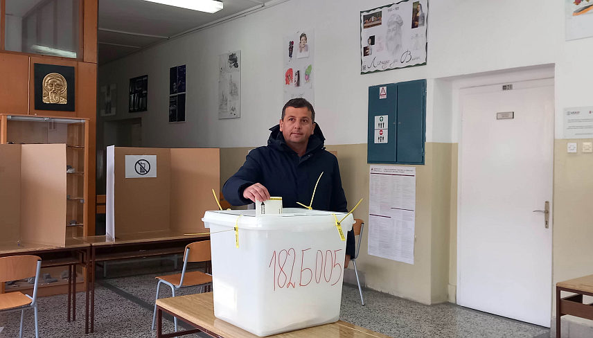 ТРЕБИЊЕ, 23. НОВЕМБРА /СРНА/ - Предсједник Листе за правду и ред Небојша Вукановић током гласања у Требињу.