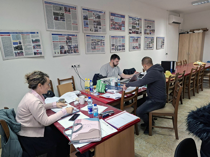 ШАМАЦ, 23. НОВЕМБРА /СРНА/ - На подручју Шамца до 15.00 часова на пријевременим изборима за предсједника Републике Српске гласало је 3.800 или 25,23 одсто бирача са правом гласа, рекла је Срни предсједник Општинске изборне комисије /ОИК/ Шамац Ружица Мокрић.