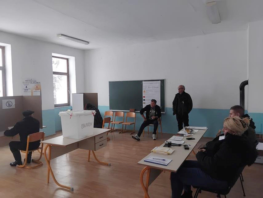 КРУПА НА УНИ, 23. НОВЕМБРА /СРНА/ - На пријевременим изборима за предсједника Републике Српске у Крупи на Уни до 15.00 часова на биралишта је изашло 212 бирача или 12,98 одсто.