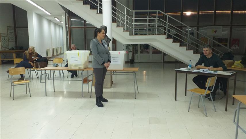 МИЛИЋИ, 23. НОВЕМБРА /СРНА/ - У Милићима су сва бирачка мјеста затворена у 19.00 часова, а на пријевремним изборима за предсједника Републике Српске гласао је 3.281 гласач или 40,24 одсто.