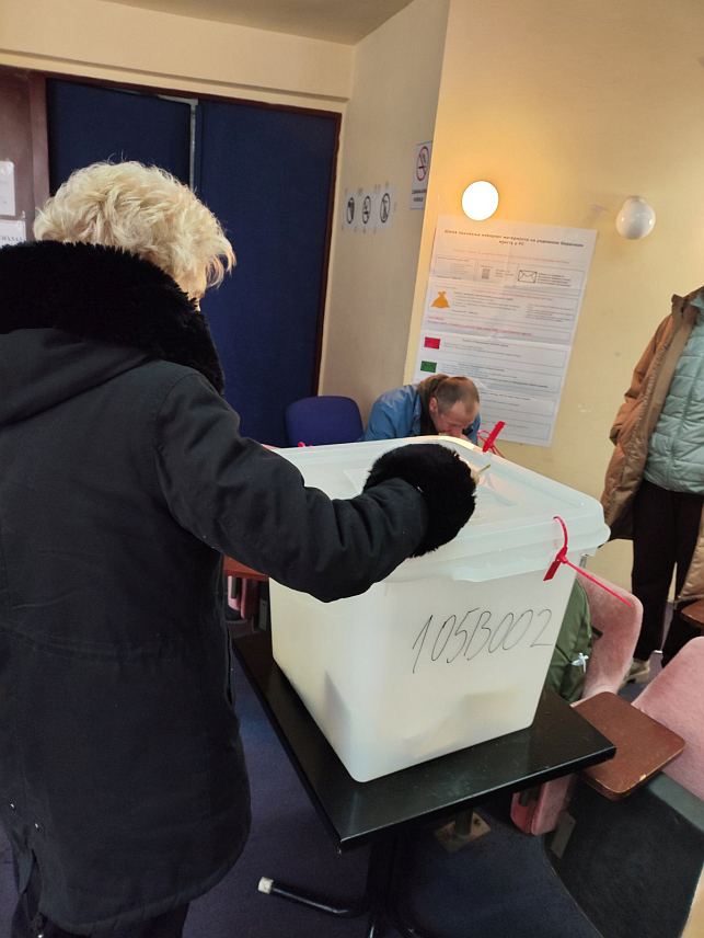 СРЕБРЕНИЦА, 23. НОВЕМБРА /СРНА/ - У општини Сребреница у 19.00 часова затворена су сва бирачка мјеста, јер није било кашњења и прекида рада у току изборног дана, а на изборе се одазвало укупно 2.393 бирача или 19,75 одсто бирача од 12.864 са правом гласа.