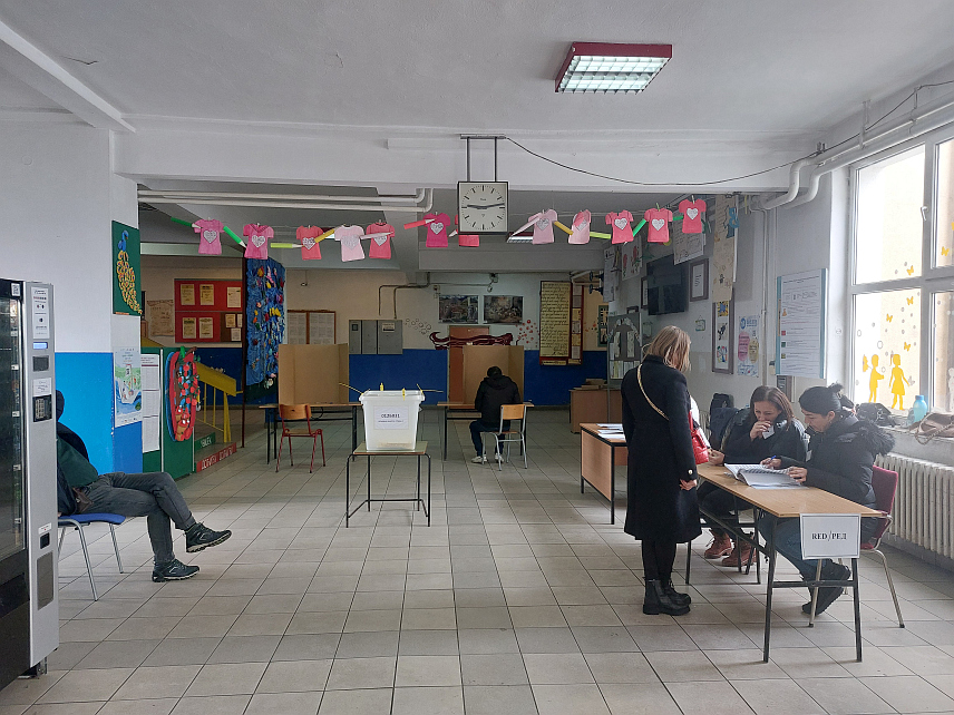 СРБАЦ, 23. НОВЕМБРА /СРНА/ - Право гласа на пријевременим изборима за предсједника Републике Српске у Српцу искористило је 7.828 бирача или око 45 одсто.