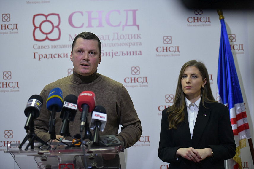 БИЈЕЉИНА, 23. НОВЕМБРА /СРНА/ - Члан Изборног штаба бијељинског Градског одбора СНСД-а Александар Ђурђевић и потпредсједник Градског одбора СНСД-а у Бијељини Жељана Арсеновић на конференцији за новинаре вечерас у Бијељини.	