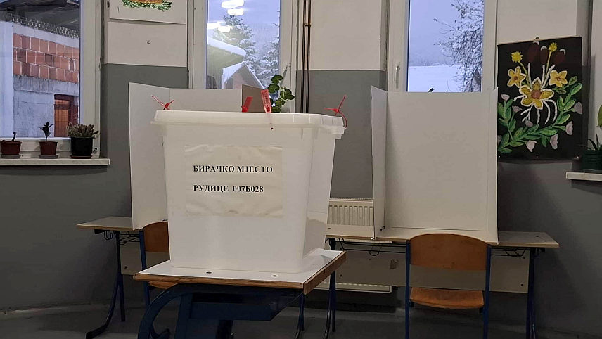 НОВИ ГРАД, 23. НОВЕМБРА /СРНА/ - У Новом Граду јутрос су у 7.00 часова отворена бирчка мјеста.