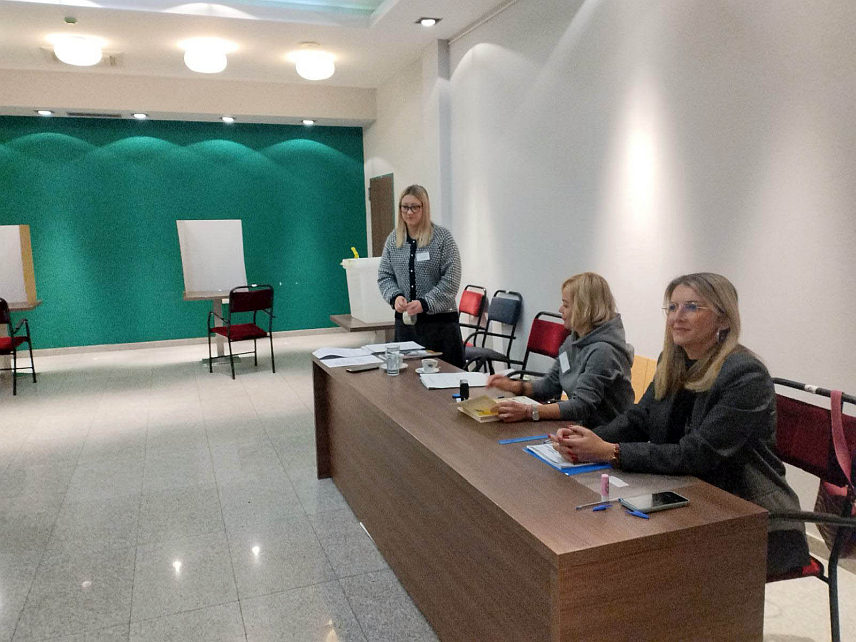 БИЈЕЉИНА, 23. НОВЕМБРА /СРНА/ - Изборни дан у Бијељини започео је на вријеме на 183 бирачка мјеста.