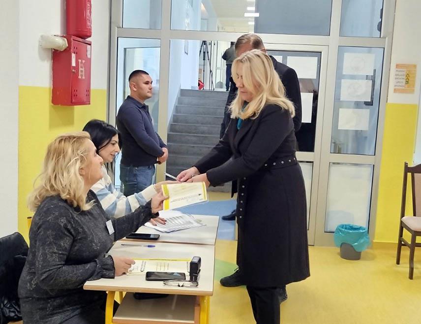 БАЊАЛУКА, 23. НОВЕМБРА /СРНА/ - Потпредсједник СНСД-а Жељка Цвијановић гласала је јутрос на бирачком мјесту у Школи за слушно оштећене у Паприковцу.