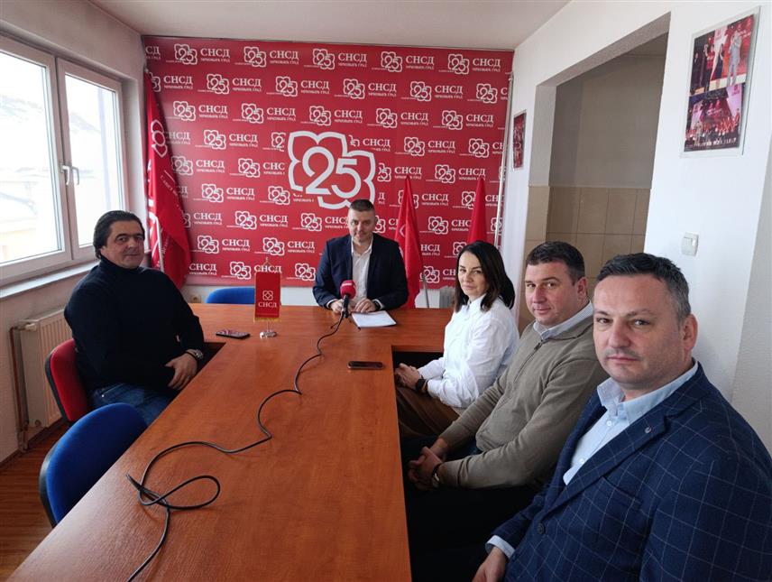 МРКОЊИЋ ГРАД, 24. НОВЕМБРА /СРНА/ - Општински одбор СНСД-а у Мркоњић Граду опет је у побједничком тиму, будући да су Мркоњићани своје повјерење указали Синиши Карану - кандидату ове странке за предсједника Републике Српске на пријевременим изборима, изјавио је данас предсједник Општинског одбора Драган Вођевић.