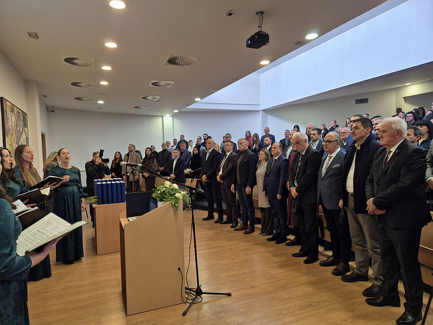 ПАЛЕ, 24. НОВЕМБРА /СРНА/ - Економски факултет Универзитета у Источном Сарајеву обиљежио је данас 73 године постојања и 32 године рада промоцијом 54 дипломираних економиста и 14 мастера економије.