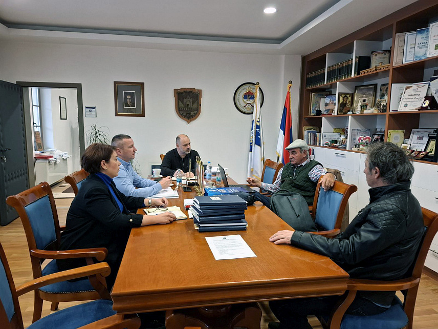 ВИШЕГРАД, 24. НОВЕМБРА /СРНА/ - Инжењер Милан Кулић, који иза себе има више од 40 година искуства на пројектима освјетљења материјалне културне баштине широм свијета, бесплатно ће урадити идејни пројекат освјетљења Моста Мехмед-паше Соколовића у Вишеграду.