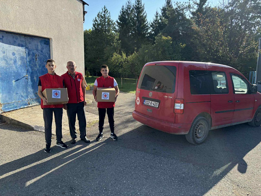 ПРЊАВОР, 24. НОВЕМБРА /СРНА/ - Градска организација Црвеног крста Прњавор подијелила је социјално угроженим породицама око 150 пакета прикупљених у хуманитарној акцији "Помозите да помогнемо".