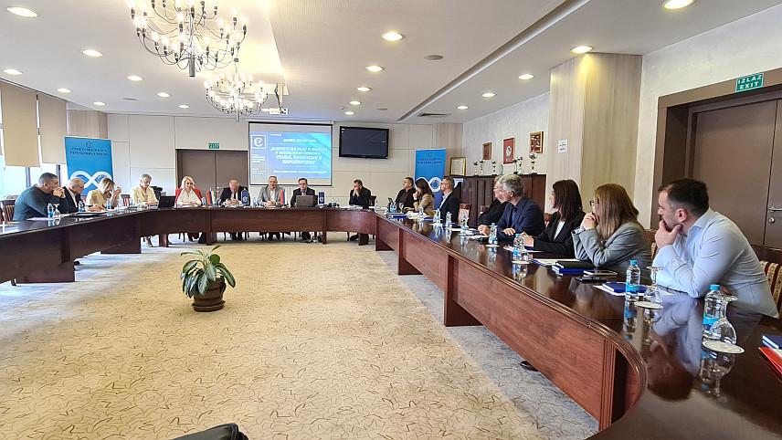 ТЕСЛИЋ, 25. НОВЕМБРА /СРНА/ - Савез синдиката Републике Српске органозовао је панел дискусију "Заштита на раду и медији у Републици Српској - стање, проблеми и перспективе", која се данас и сутра одржава у Теслићу.