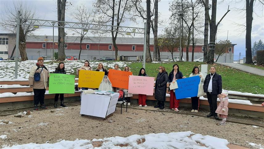 ПРЊАВОР, 25. НОВЕМБРА /СРНА/ - Удружење "Ромска дјевојка – Романи ћеј" из Прњавора данас је симболичним окупљањем у градском парку "Љубав, вјера, нада" указала на проблем уговорених и малољетничких бракова као облика насиља над женама и кршења права дјеце.