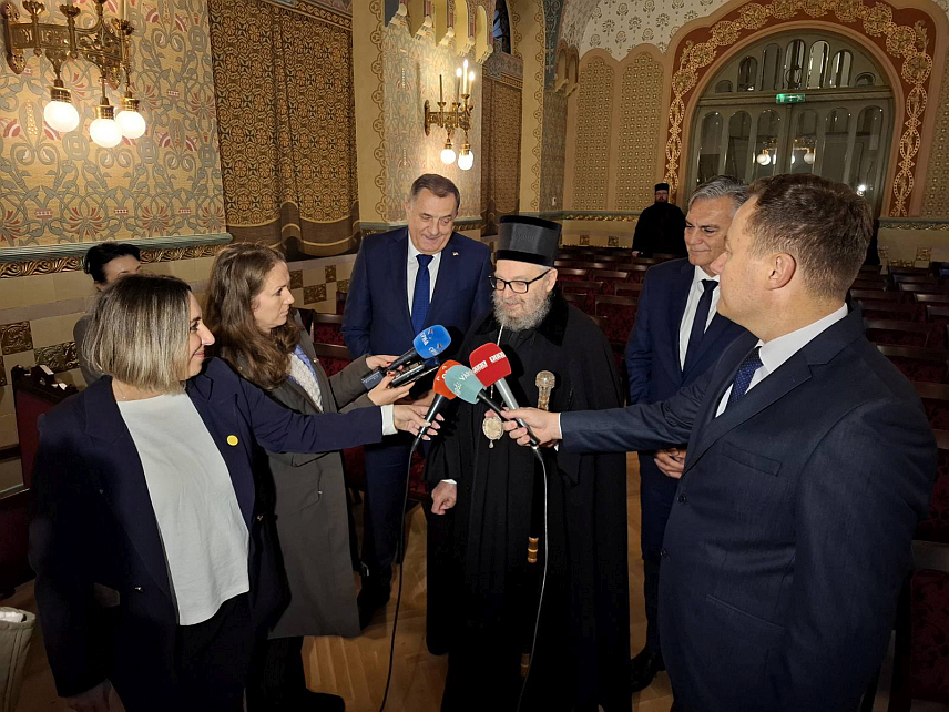 БУДИМПЕШТА, 26. НОВЕМБРА /СРНА/ - Када нам дођу гости из наше матичне земље, наше Републике Српске, то је онда за нас Србе овде у Мађарској црвено слово, односно празник, и у то име су увек добродошли Милорад Додик као лидер Срба из тих крајева и наш будући председник, односно изабрани председник Синиша Каран, истакао је Његово високопреосвештенство митрополит будимски Лукијан.	

