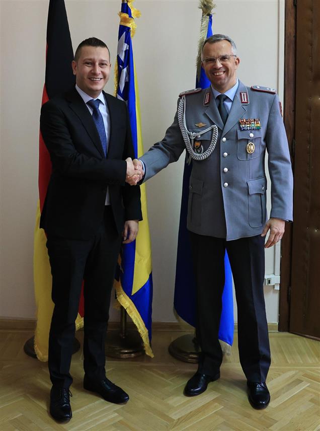 САРАЈЕВО, 26. НОВЕМБРА /СРНА/ - Замјеник министра одбране у Савјету министара Александар Гогановић разговарао је данас са војним аташеом Њемачке у БиХ, пуковником Марком Абендротом о постојећој билатералној војној сарадњи и могућностима њеног унапређења, те о могућностима школовања официра Оружаних снага БиХ на војним школама у Њемачкој.