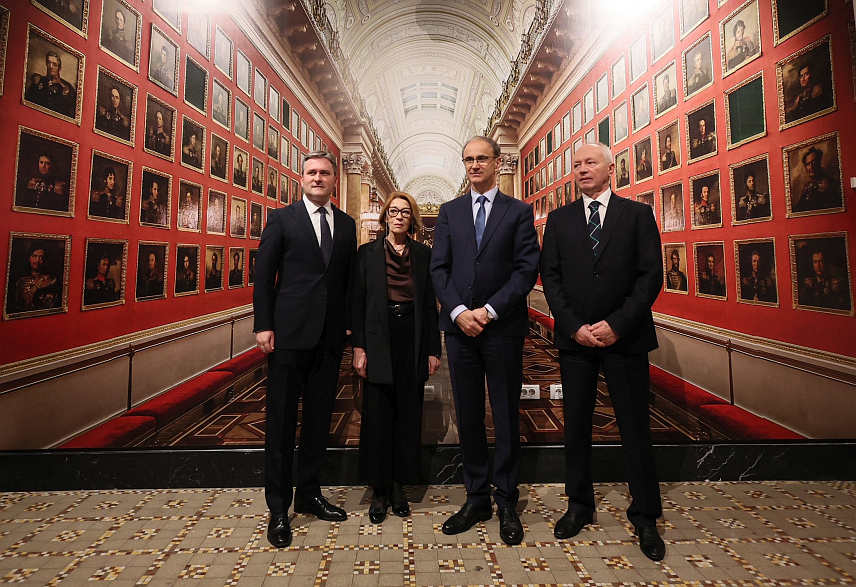 БЕОГРАД, 26. НОВЕМБРА /СРНА/ - У Народном музеју у Београду вечерас је отворена изложба "Трагови свјетлости: Срби у огледалу Ермитажа" - јединствена поставка која први пут на овим просторима представља избор ремек-дјела из ризнице чувеног руског Државног музеја Ермитаж из Санкт Петербурга.