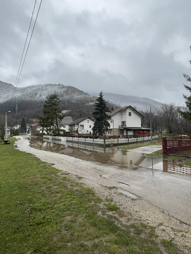 ЈЕЗЕРО, 27. НОВЕМБРА /СРНА/ - У Језеру се вода јутрос повукла за 60 центиметара у корита ријека Пливе и Јошавке, иако киша и даље пада.