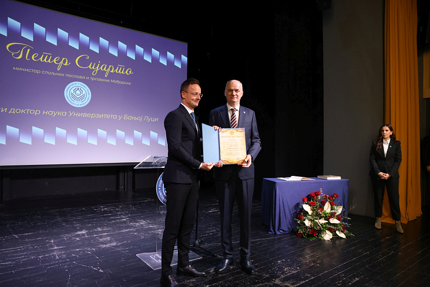 БАЊАЛУКА, 27. НОВЕМБРА /СРНА/ - Ректор Универзитета у Бањалуци Радослав Гајанин уручио је данас почасни докторат министру иностраних послова и трговине Мађарске Петеру Сијарту. /Фото - Борислав Здриња/