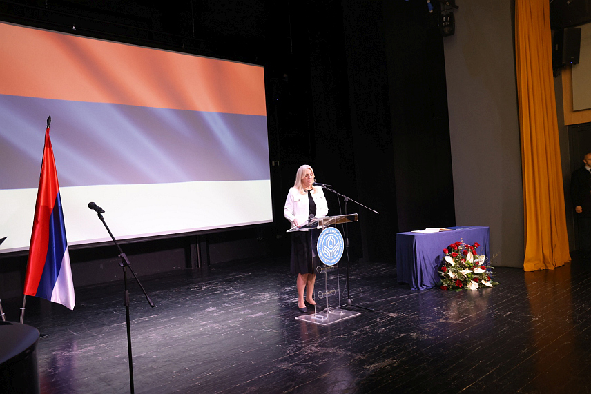 БАЊАЛУКА, 27. НОВЕМБРА /СРНА/ - Српски члан Предсједништва БиХ Жељка Цвијановић током обраћања на свечаности у Бањалуци на којој је министру иностраних послова и трговине Мађарске Петеру Сијарту уручен почасни докторат Универзитета у Бањалуци. /Фото - Борислав Здриња/