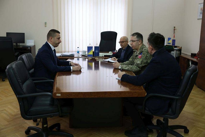 САРАЈЕВО, 27. НОВЕМБРА /СРНА/ - Замјеник министра одбране у Савјету министара Александар Гогановић и замјеник команданта НАТО Штаба у Сарајеву Џезми Туркгуџу састали су се данас у Сарајеву.	