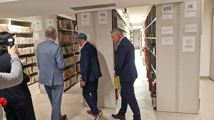 БРЧКО, 27. НОВЕМБРА /СРНА/ - Градоначелник Брчког Синиша Милић током посјете Служби за архив Брчко дистрикта која дјелује у саставу Владине администрације.