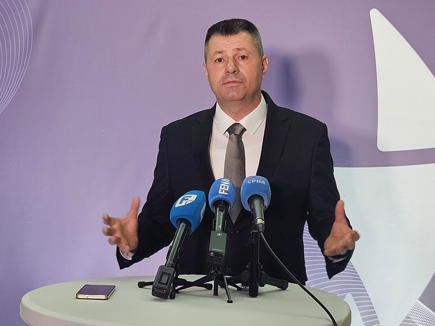 САРАЈЕВО, 27. НОВЕМБРА /СРНА/ - Предсједник Спољнотрговинске коморе БиХ Ахмет Егрлић на конференцији за новинаре у Сарајеву пред почетак свечаног уручења награда "Полет" истакнутим извозницима из БиХ.