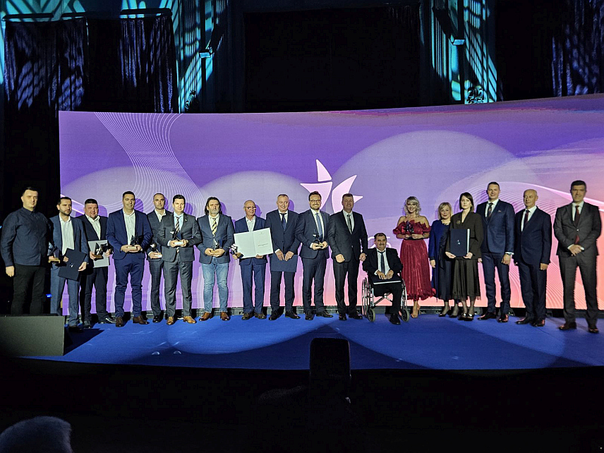 САРАЈЕВО, 27. НОВЕМБРА /СРНА/ - Награда "Полет", коју трећу годину заредом додјељује Спољнотрговинска комора БиХ, уручена је вечерас најбољим домаћим извозницима, међу којима је и "Микроелектроника" из Бањалуке, која је награђена у категорији великих компанија у сектору индустрије.