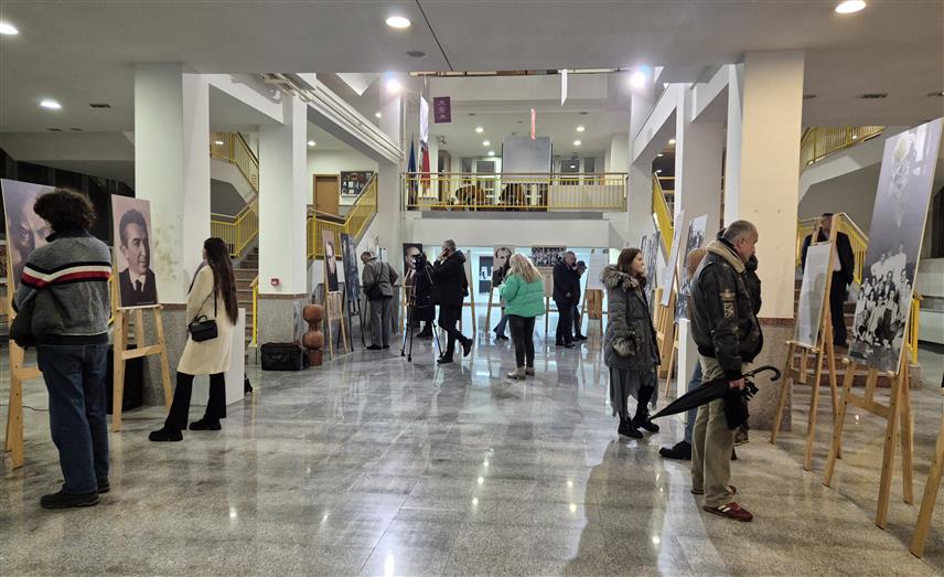 ПАЛЕ, 27. НОВЕМБРА /СРНА/ - На Палама је вечерас отворена изложба "Век и по српске школе глуме" на којој су представљене фотографије највећих глумачких имена, њихови лични предмети и документи који свједоче о традицији ове школе глуме.