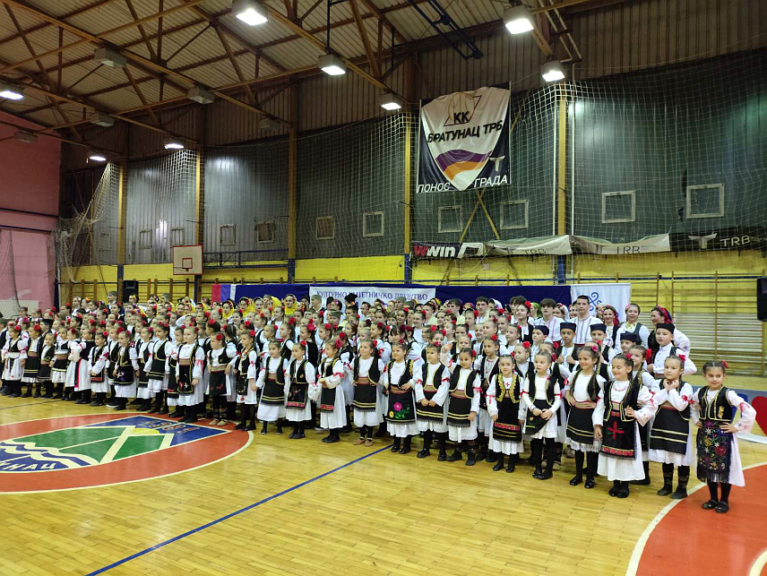 БРАТУНАЦ, 27. НОВЕМБРА /СРНА/ - Културно-умјетничко друштво /КУД/ "Мост" из Братунца одржало је годишњи концерт и прославило крсну славу Светог Јована Златоустог обиљеживши тако осам година постојања и рада.