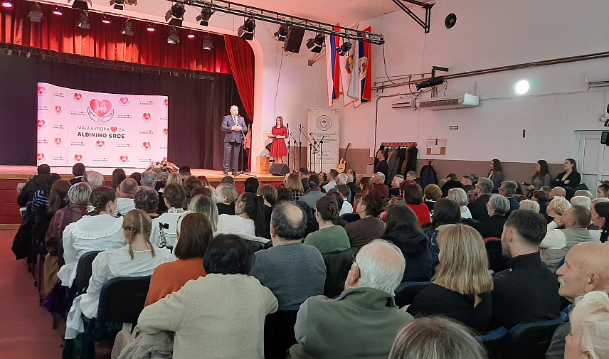 ПРЊАВОР, 28. НОВЕМБРА /СРНА/ - На фестивалу националних мањина одржаном вечерас у Прњавору прикупљана су средства за лијечење четворогодишње Алдине Халилић из овог града.