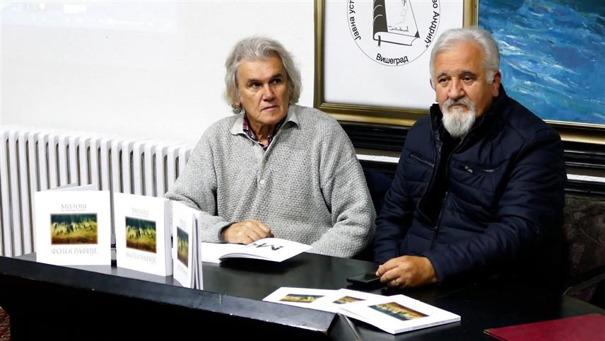 ВИШЕГРАД, 28. НОВЕМБРА /СРНА/ - У Културном центру "Иво Андрић" у Вишеграду вечерас је отворена изложба фотографија и представљена монографија "Тамо где душа говори", аутора Милоша Караклића из Ужица.