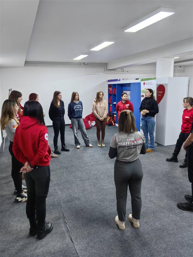 БИЈЕЉИНА, 29. НОВЕМБРА /СРНА/ - Бијељински и Црвени крст из Свилајнца организовали су у Бијељини тродневну обуку едукатора за програм борбе против трговине људима за осам волонтера и два запослена у градској организацији ове хуманитарне организације.	