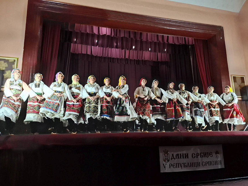 ВИШЕГРАД, 29. НОВЕМБРА /СРНА/ - У оквиру манифестације "Дани Србије у Српској", у Културном центру "Иво Андрић" у Вишеграду одржан је заједнички концерт КУД-а "Соко ХЕД" из Вишеграда и КУД-а "Краљевачка ризница" из Краљева.