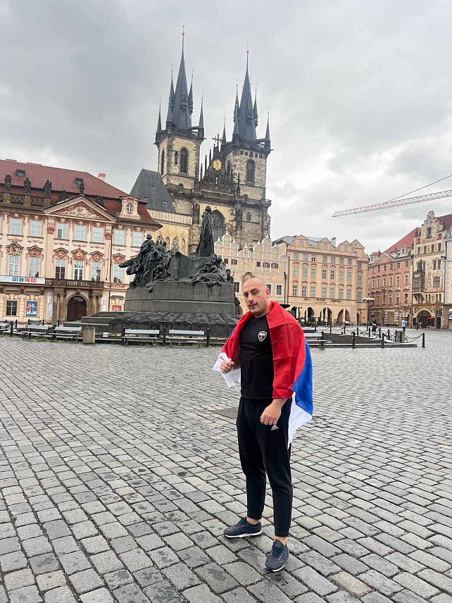 ПАЛЕ, 2. НОВЕМБРА /СРНА/ - Горан Круљ забиљежио је још један историјски успјех и постао свјетски првак у дисциплини стојећи бицепс, освојивши злато на Свјетском првенству у Мађарској.