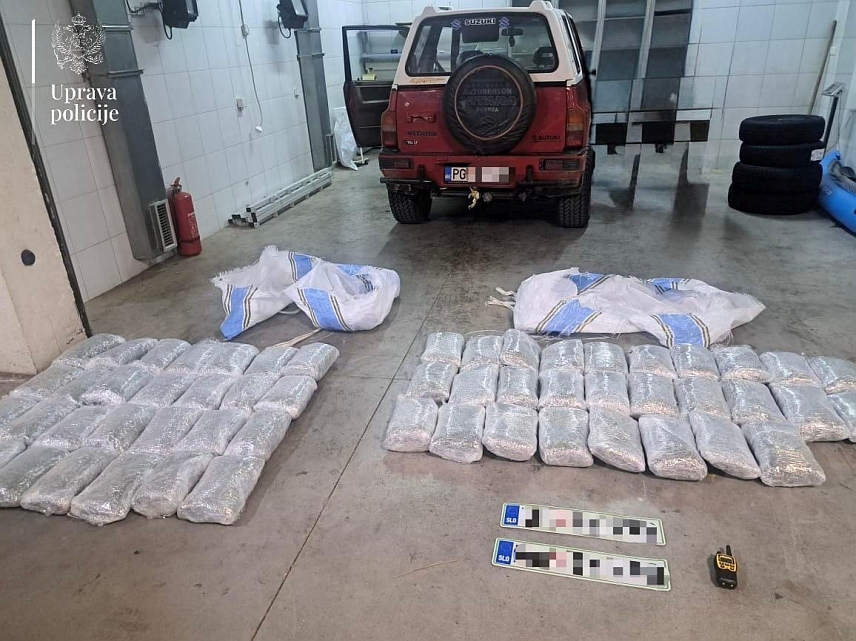 ПОДГОРИЦА, 30. НОВЕМБРА /СРНА/ - Бивши полицајац из Подгорице, означен као оперативно интересантно лице, ухапшен је након што је полиција контролом његовог аутомобила пронашла око 60 килограма марихуане.