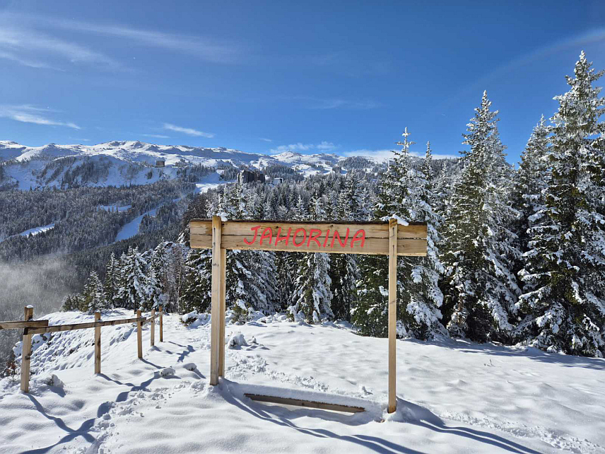 ЈАХОРИНА, 30. НОВЕМБРА /СРНА/ - Олимпијска љепотица Јахорина данас нуди одличне услове за боравак на планини која је од јутрос окупана сунчевим сјајем.	