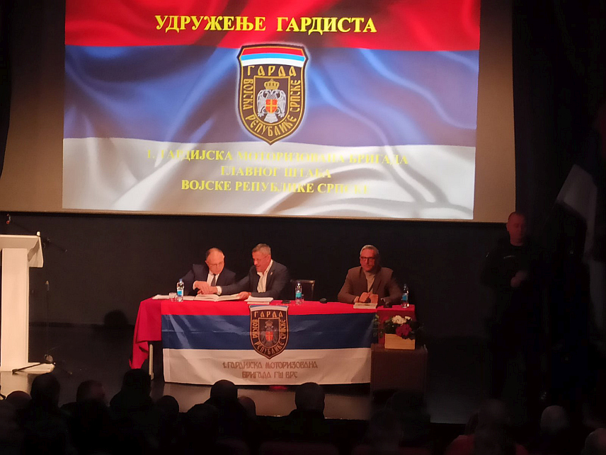 ЗВОРНИК, 30. НОВЕМБРА /СРНА/ - У Зворнику је вечерас представљена монографија Прве гардијске моторизоване бригаде Главног штаба Војске Републике Српске /ВРС/ у Одбрамбено-отаџбинском рату под називом "Гарда - душа Републике Српске" аутора Жељка Дакића.