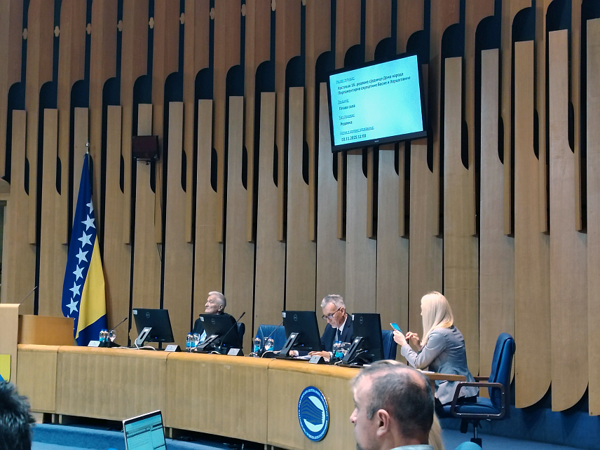 САРАЈЕВО, 3. НОВЕМБРА /СРНА/ - Предсједавајући Дома народа Парламентарне скупштине БиХ Кемал Адемовић констатовао је да нема кворума за наставак сједнице која је започета у априлу, те дао паузу од 30 минута како покушао да обезбиједи услове за рад.