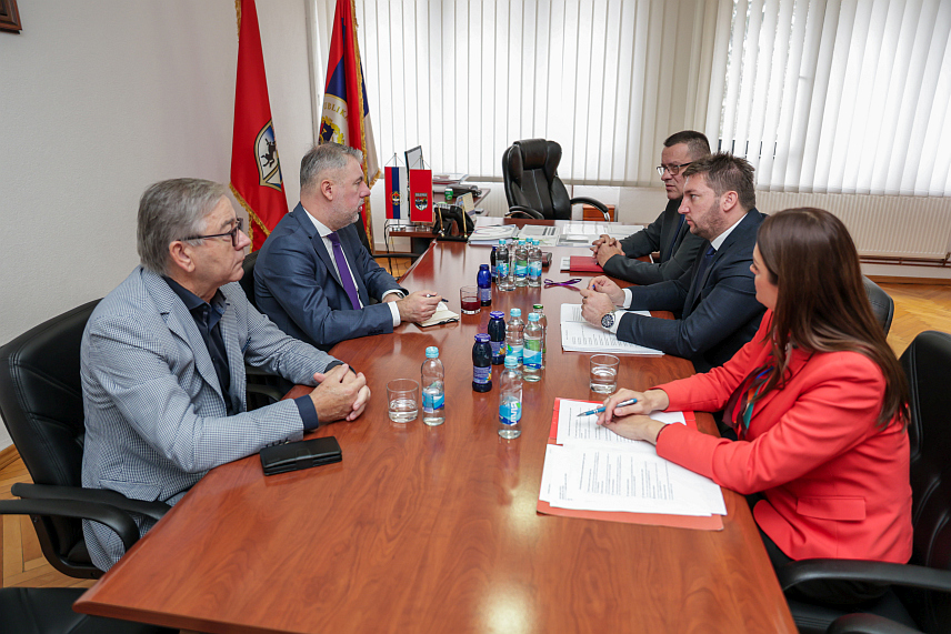 РОГАТИЦА, 3. НОВЕМБРА /СРНА/ - Министар здравља и социјалне заштите Републике Српске Ален Шеранић је данас разговарао са руководствима општинског Центра за социјални рад и Дома здравља у Рогатици као и са начелником општине Нинославом Прелићем.