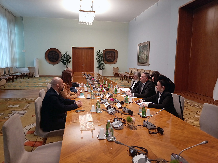 БЕОГРАД, 3. НОВЕМБРА /СРНА/ - Министар за просторно уређење, грађевинарство и екологију Републике Српске Бојан Випотник састао се данас у Београду са министром заштите животне средине Србије Саром Павков, а након разговора предвиђено је потписивање меморандума о разумијевању и сарадњи у области заштите животне средине.